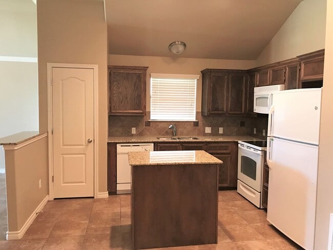 Building Photo - 2 Bedroom | 2 Bath  Located off Clear Creek Road in Killeen.