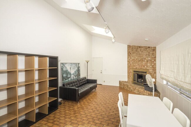 Building Photo - 4 Bed, 4 Bath Home Steps from Downtown Pal...