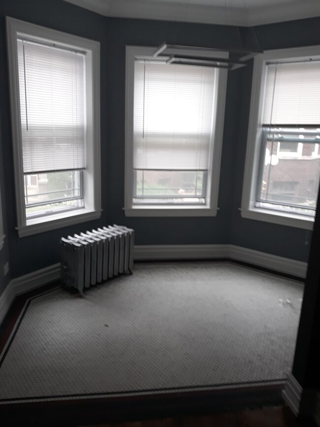 Building Photo - 835 W Cornelia Ave