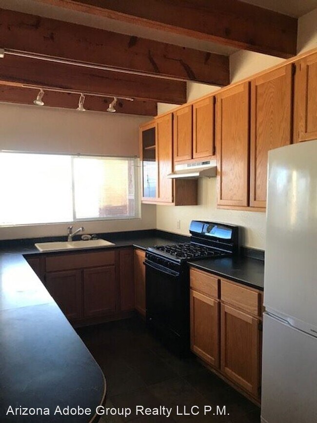 Building Photo - 2 br, 1.5 bath House - 633 Clark St.