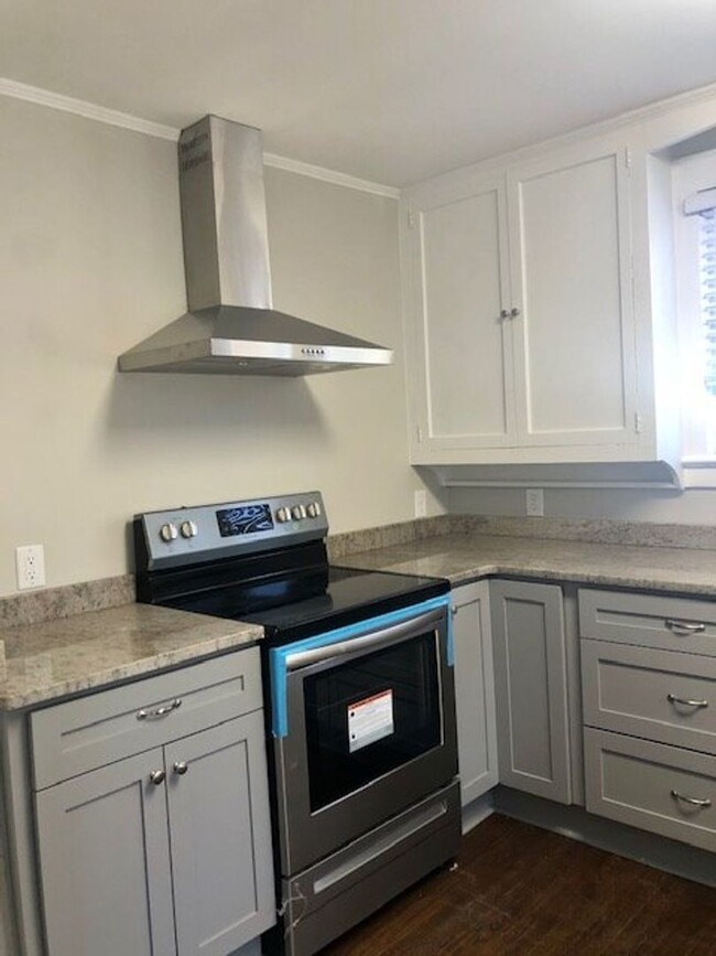 Building Photo - Charming 2 Bedroom House in Downtown Concord!