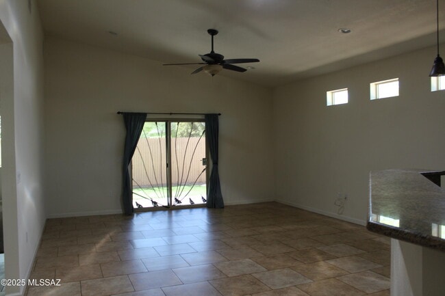 Foto del edificio - 2635 N Fremont Ave