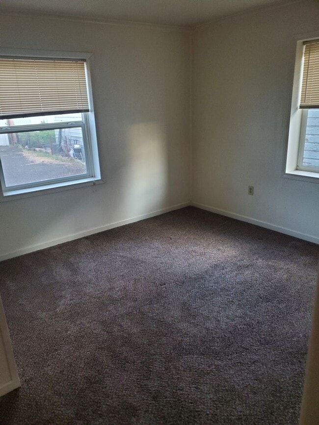 Building Photo - Centrally located