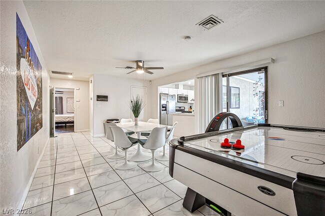 Building Photo - 1505 Hialeah Dr