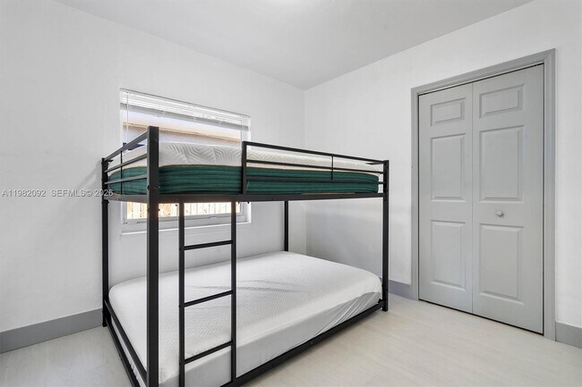 Foto del edificio - 779 NW 96th St