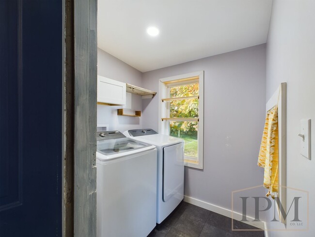 Building Photo - Available Now - Charming Newly Renovated 3...