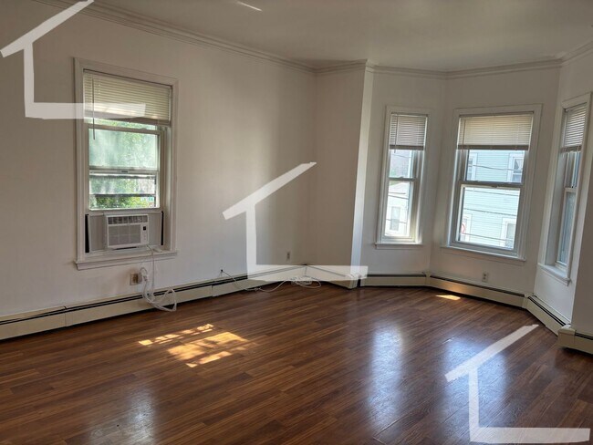 Building Photo - Newly renovated unit in Allston close to public transportation available 9/1/26