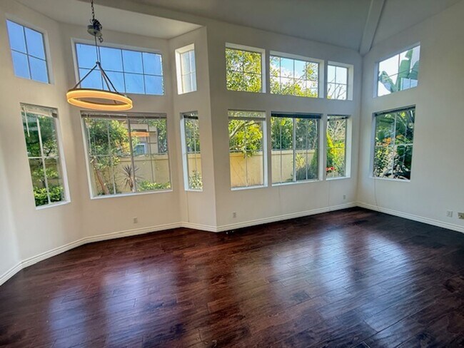 Foto del edificio - 3bdr Home located in the Prestigious Gated...