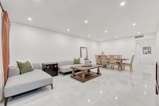 Foto del edificio - 138 S Cypress Rd