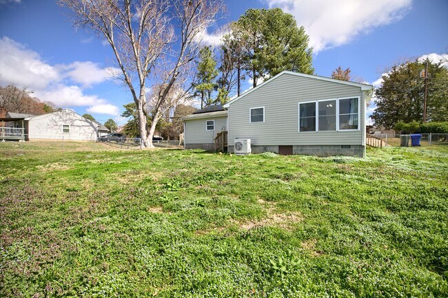 Foto del edificio - For more information, contact Sabrina at 757-767-0767