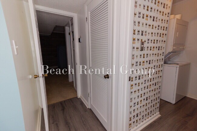 Foto del edificio - Furnished or Unfurnished Condo blocks from the beach
