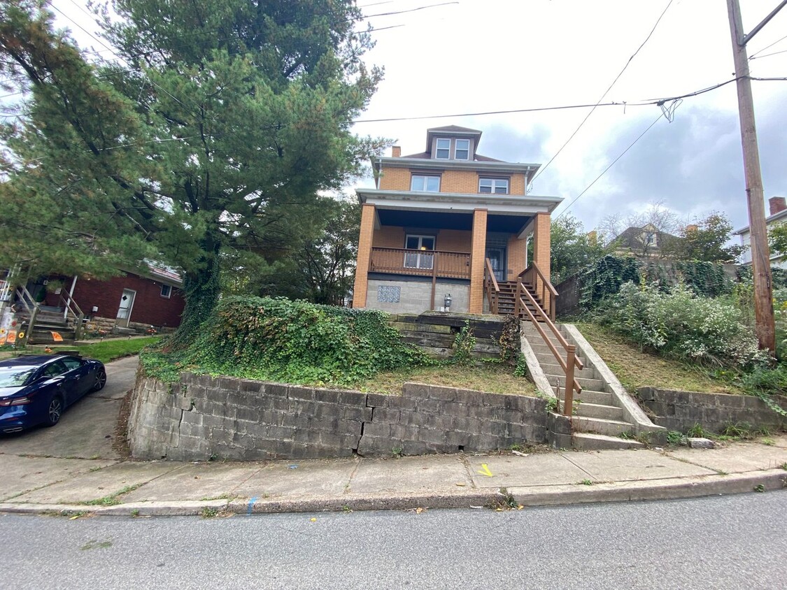 Primary Photo - Updated 3-4 BR House with fenced yard & of...