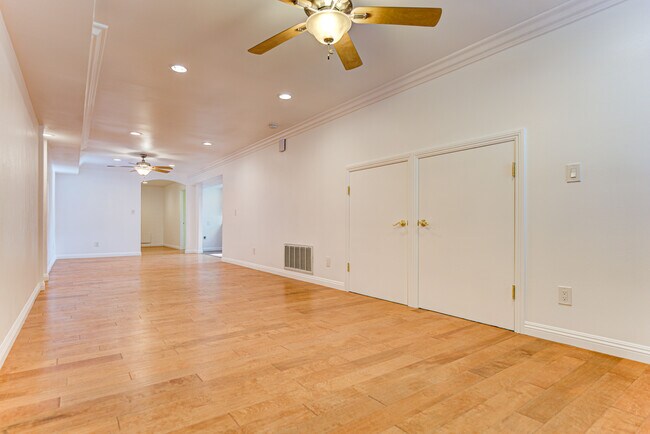 Foto del edificio - 22020 Village Way Dr