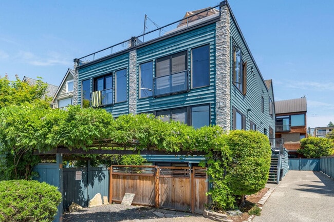 Building Photo - 2028 Fairview Ave E