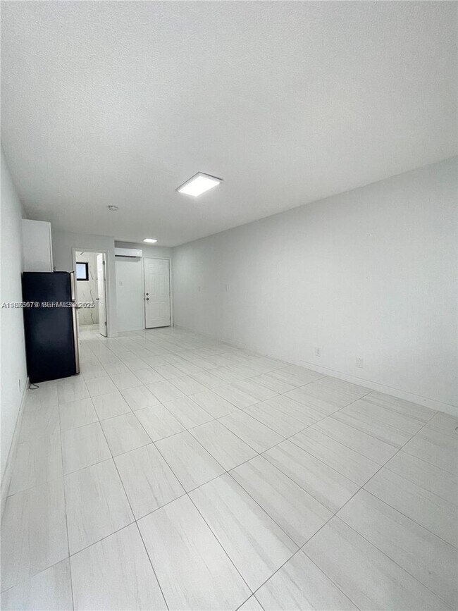 Building Photo - 2300 SW 18th Terrace