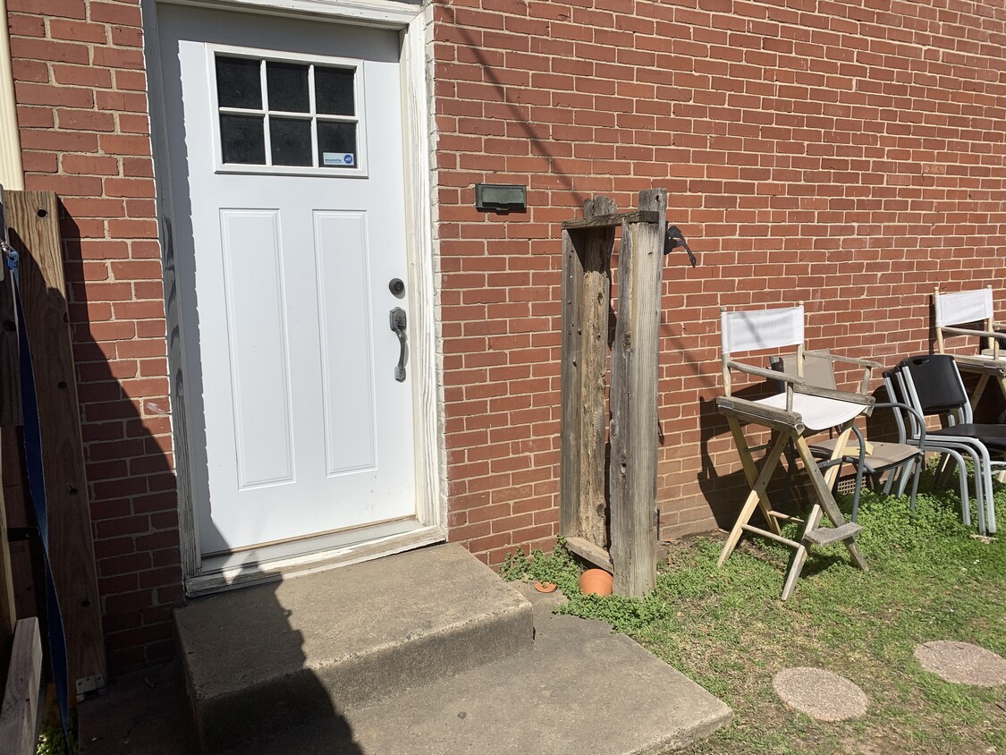 Main entry is inside fenced yard. - 314 E 7th St