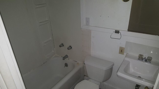 Foto del edificio - 446 W 10th St