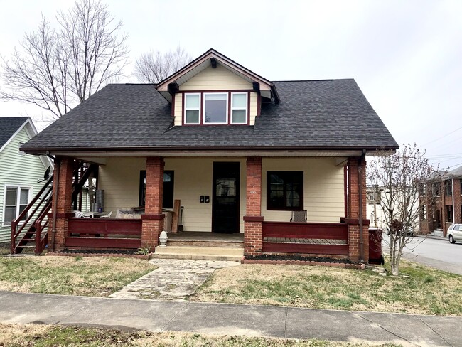 1 Bedroom Apartment inside this 1920's Craftsman Home - 400 W Maple St