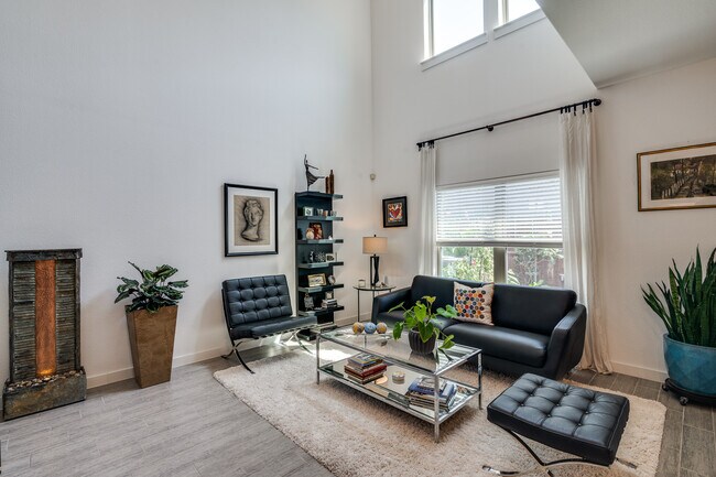 Building Photo - 2724 Splendor Ln