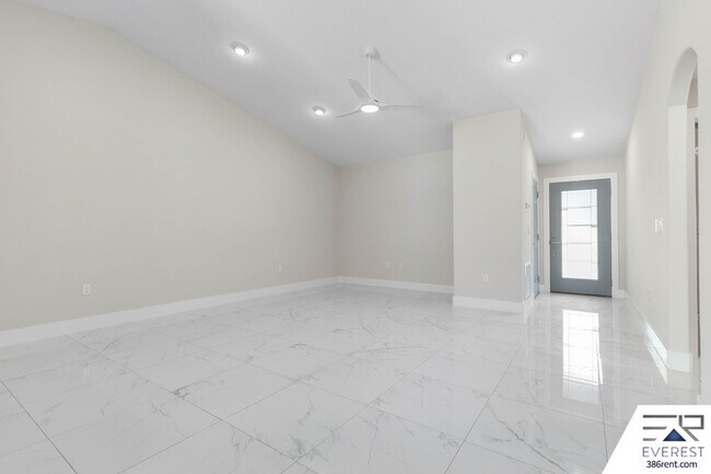 Building Photo - 12 Lloret Pl