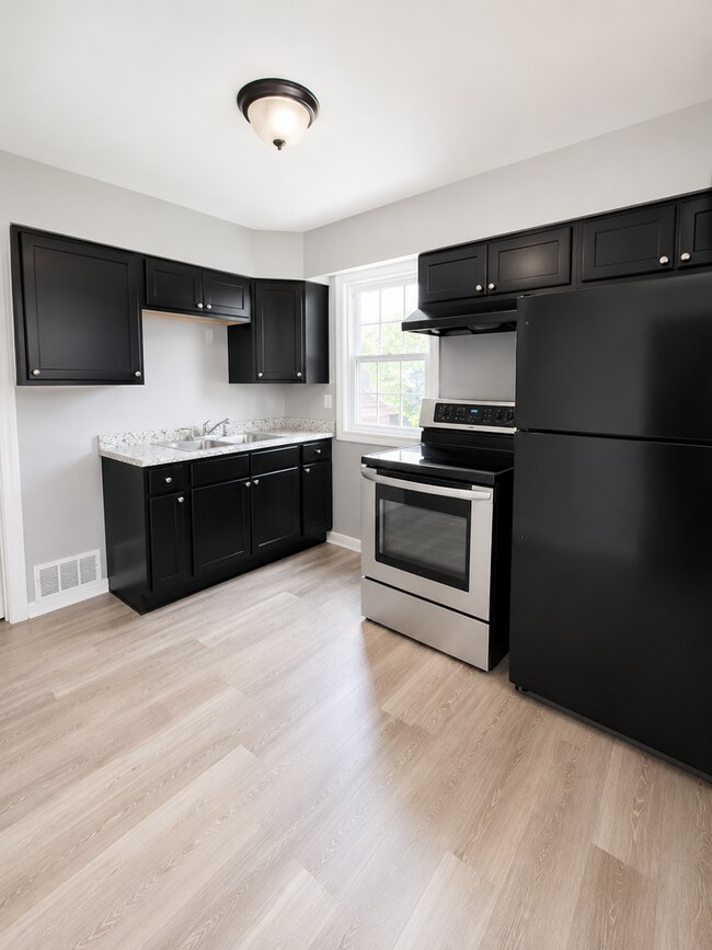 Foto del edificio - Renovated 2BR Home with Off-Street Parking – Section 8 Welcome!