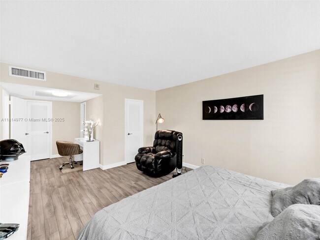 Building Photo - 2030 S Ocean Dr