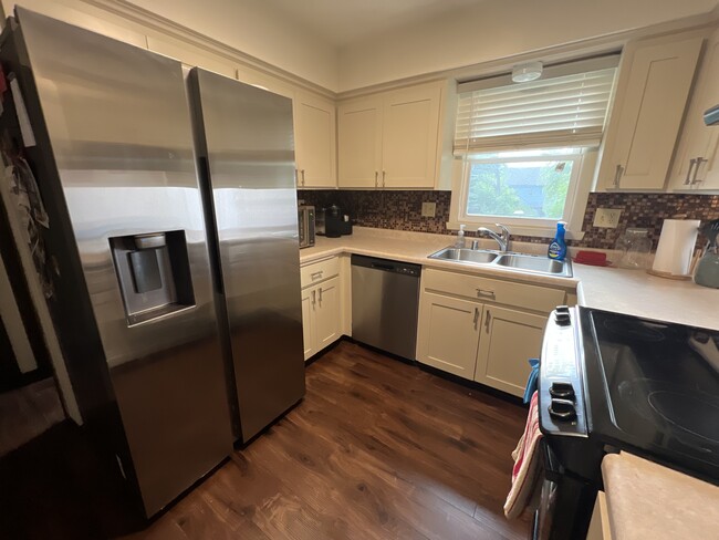 Kitchen - 525 Forest Ct