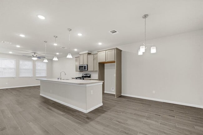Building Photo - 5606 Hyde Park Dr