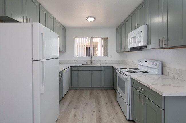 Building Photo - Gorgeous 1 Bedroom with AC and Parking in ...