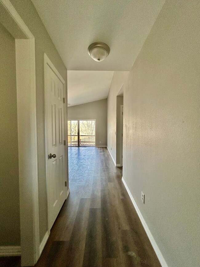 Building Photo - Cozy 2-Bedroom, 1.5 -Bathroom Home! Plus C...