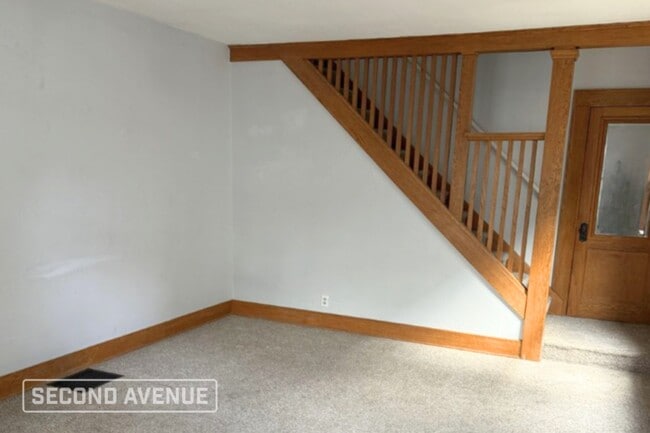 Building Photo - 530 Nuttman Ave