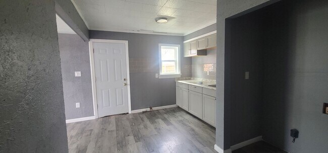 Foto del edificio - Large 3 Bed 1 bath