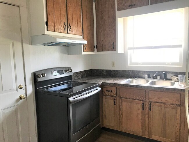 Foto del edificio - 3 bed, 1 bath, Off Street Parking & huge yard in 68106! $1,595