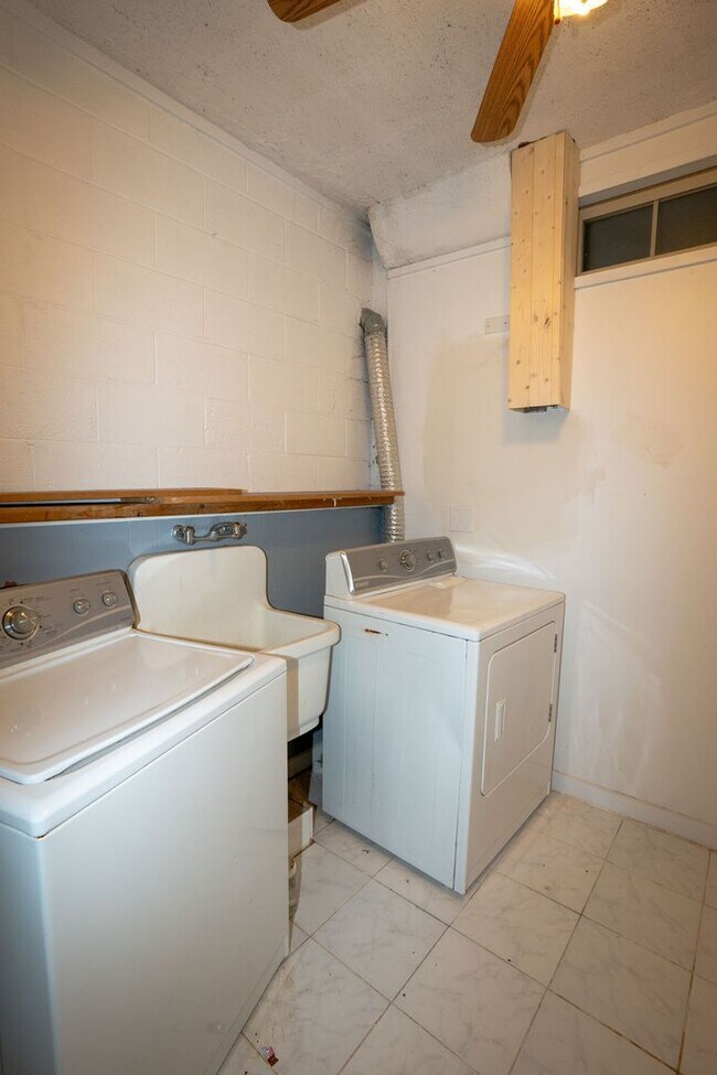 Building Photo - Spacious country flat