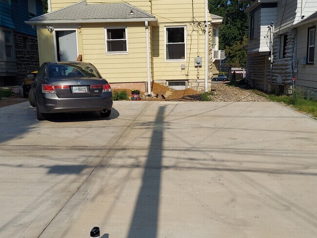 Zona de aparcamiento trasera - 4420 Troost Ave