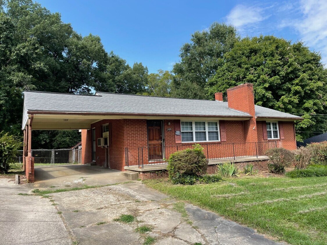 Foto principal - 3 bdrm 1 ba brick home Near Teachey School