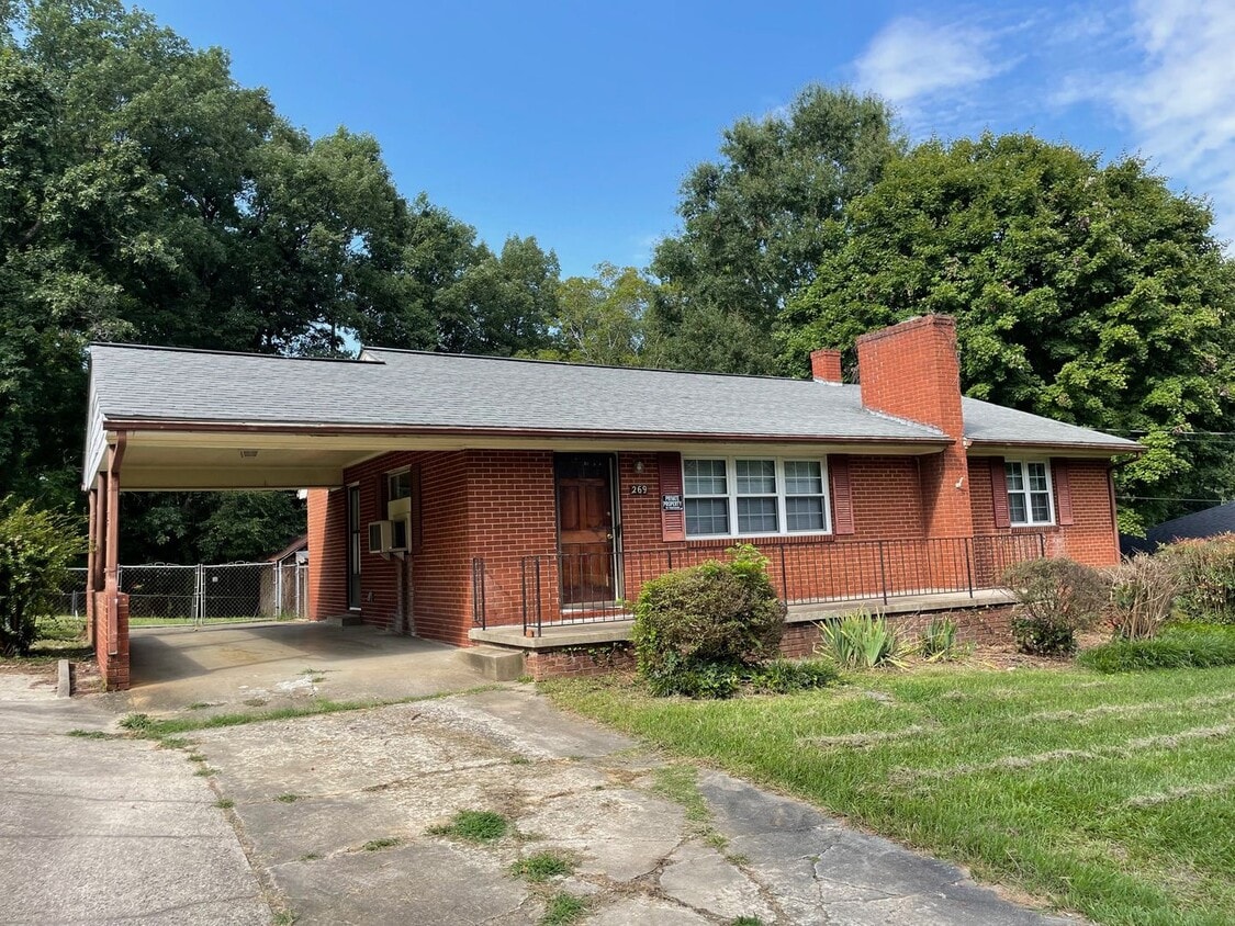 Primary Photo - 3 bdrm 1 ba brick home Near Teachey School