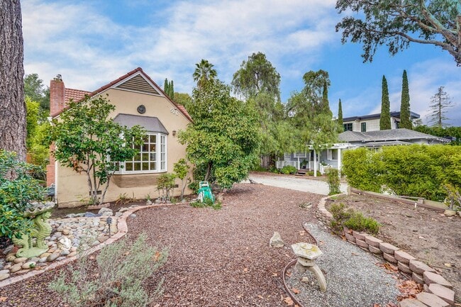Building Photo - Classic Mountain View Retreat with Detached Garage