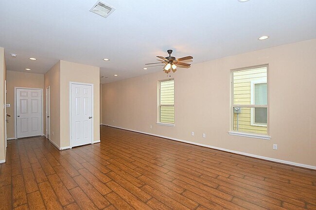 Foto del edificio - 17041 Wilthorne Gardens Ct