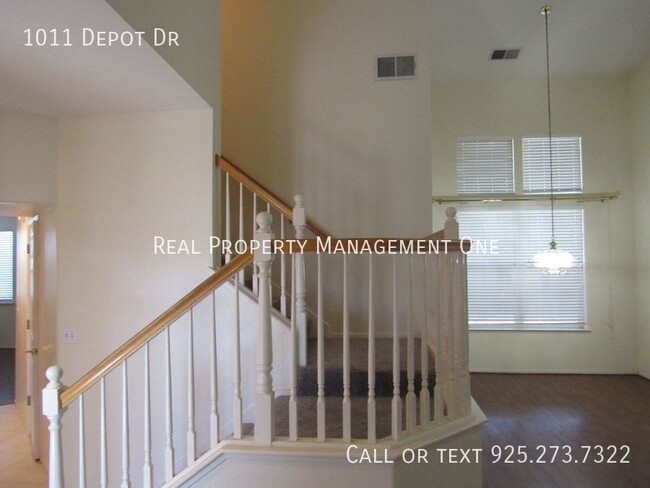 Building Photo - Beautiful 4 Bed, 2.5 Bath Home with Solar ...