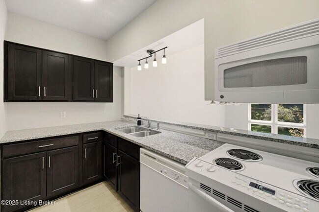 Foto del edificio - Updated Crescent hills Condo 2 bed/2 bath