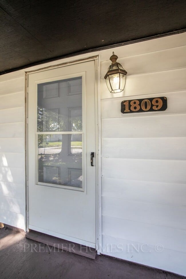Foto del edificio - Charming 3-Bedroom Home with Large Fenced ...