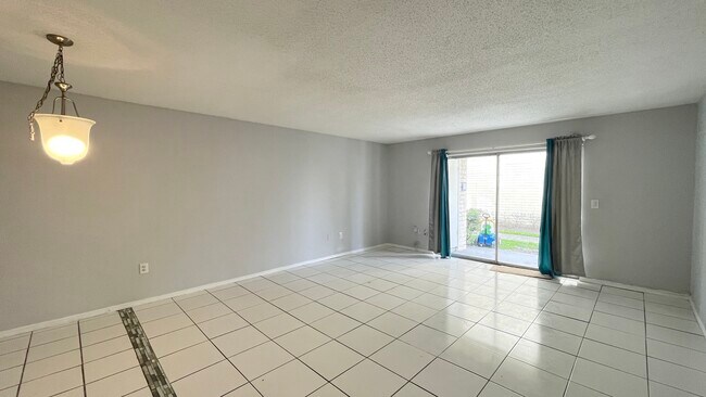 Building Photo - 7501 Palmera Pointe Cir