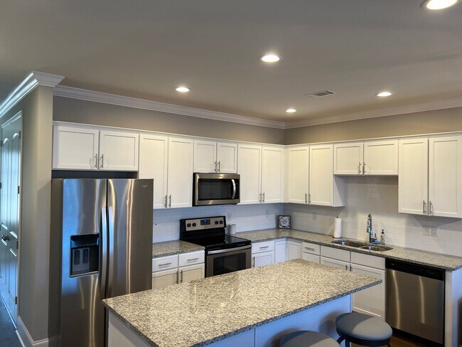 Building Photo - 3 Bedroom, 3.5 Bath Fully Furnished