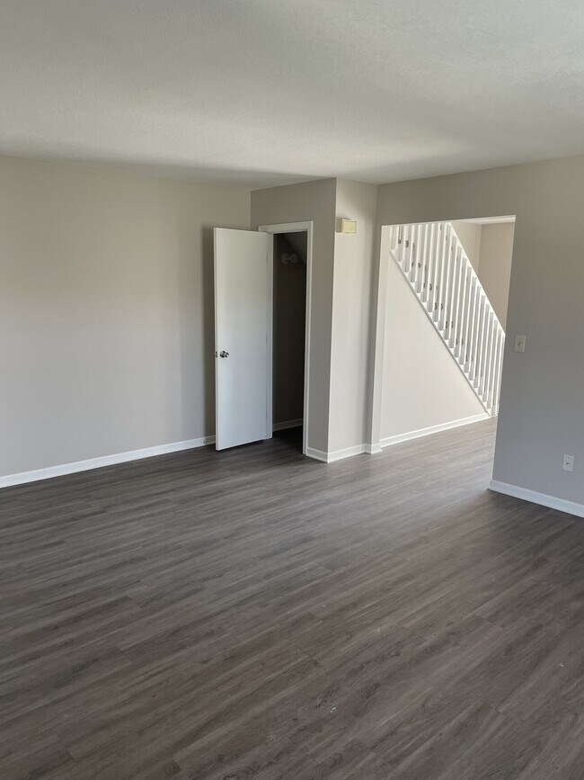 Foto del edificio - 5617-5623 NW 66th Terrace