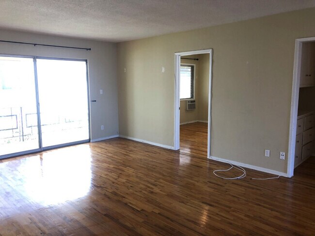 Building Photo - LARGE 2x2 in PRIME WeHo