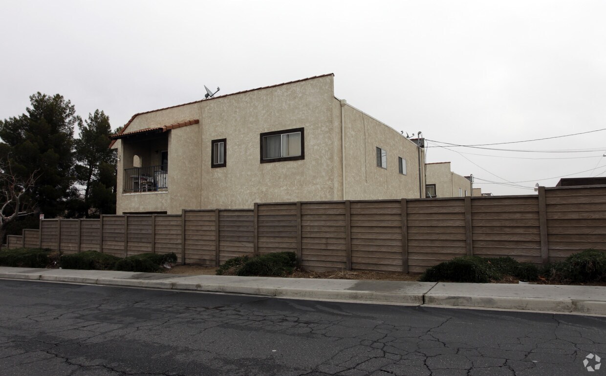 Building Photo - 620 E Virginia Way