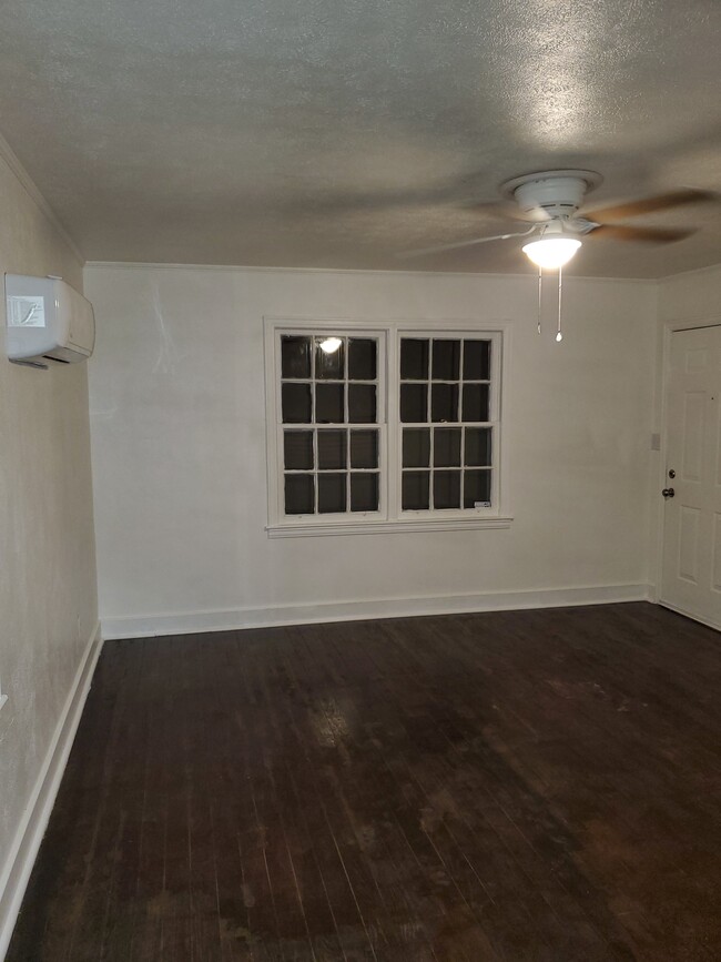 Livingroom - 930 Wilbanks Ave