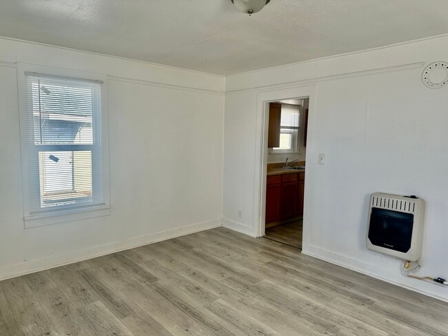 Building Photo - Large 1 bdrm newly renovated unit, 2.2 mil...