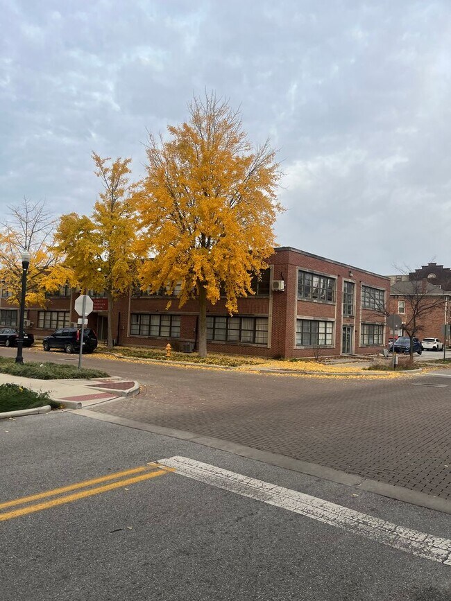 Building Photo - 404 N 6th St